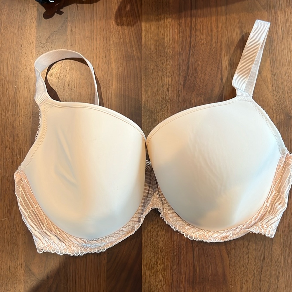 Like new Wacoal underwire bra 32F